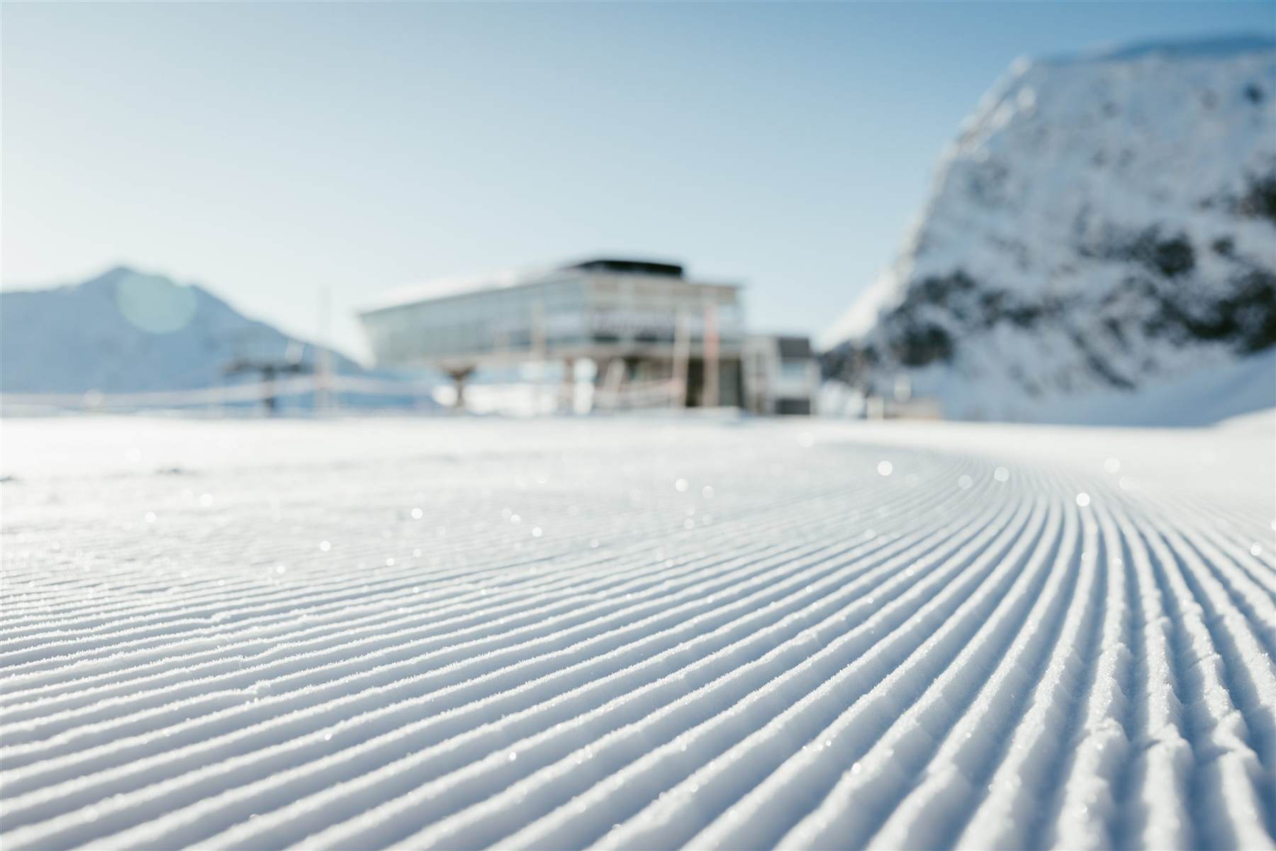 Frisch präparierte Piste vor der Liftstation