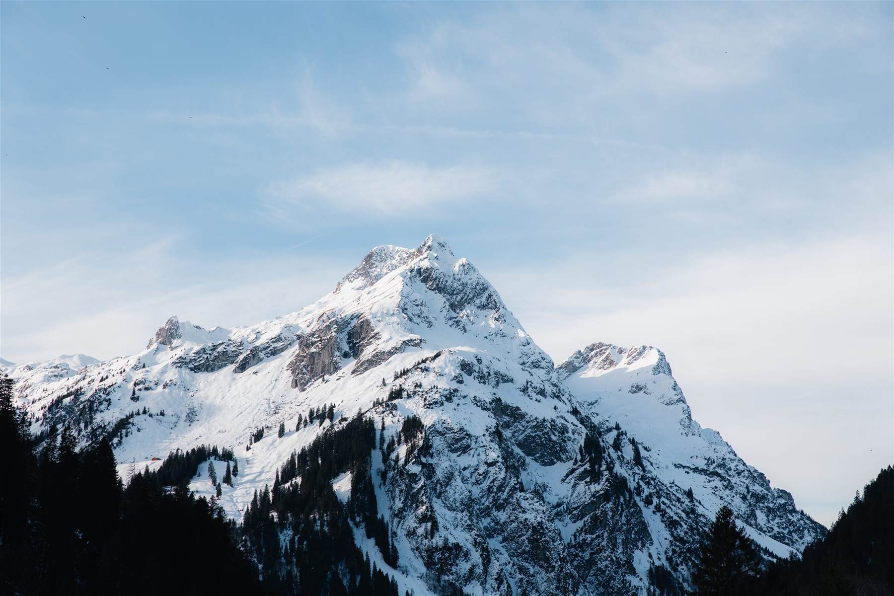 Verschneiter Gipfel unter blauem Himmel